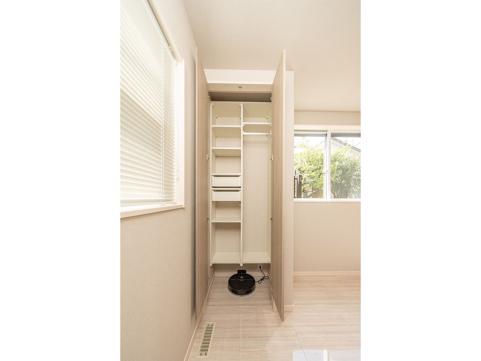 B号棟1階洋室1 システム収納