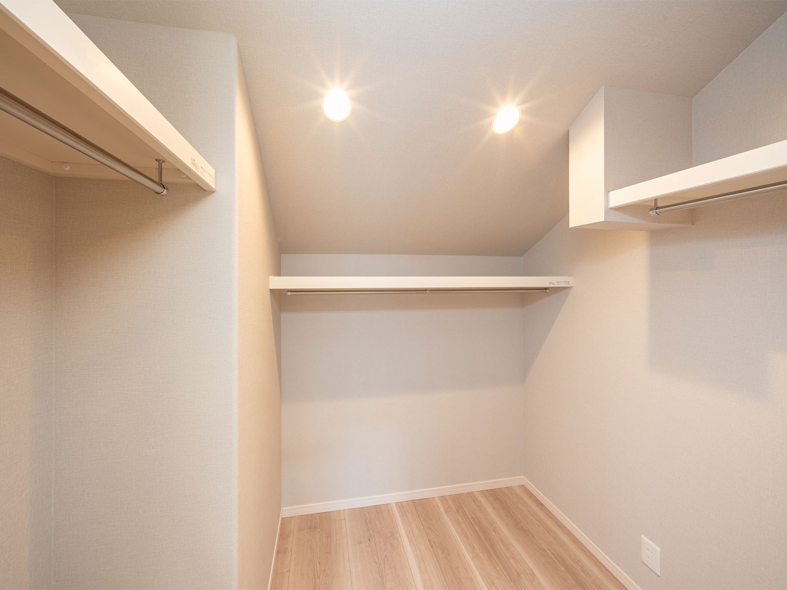 B号棟 2階主寝室ウォークインクローゼット