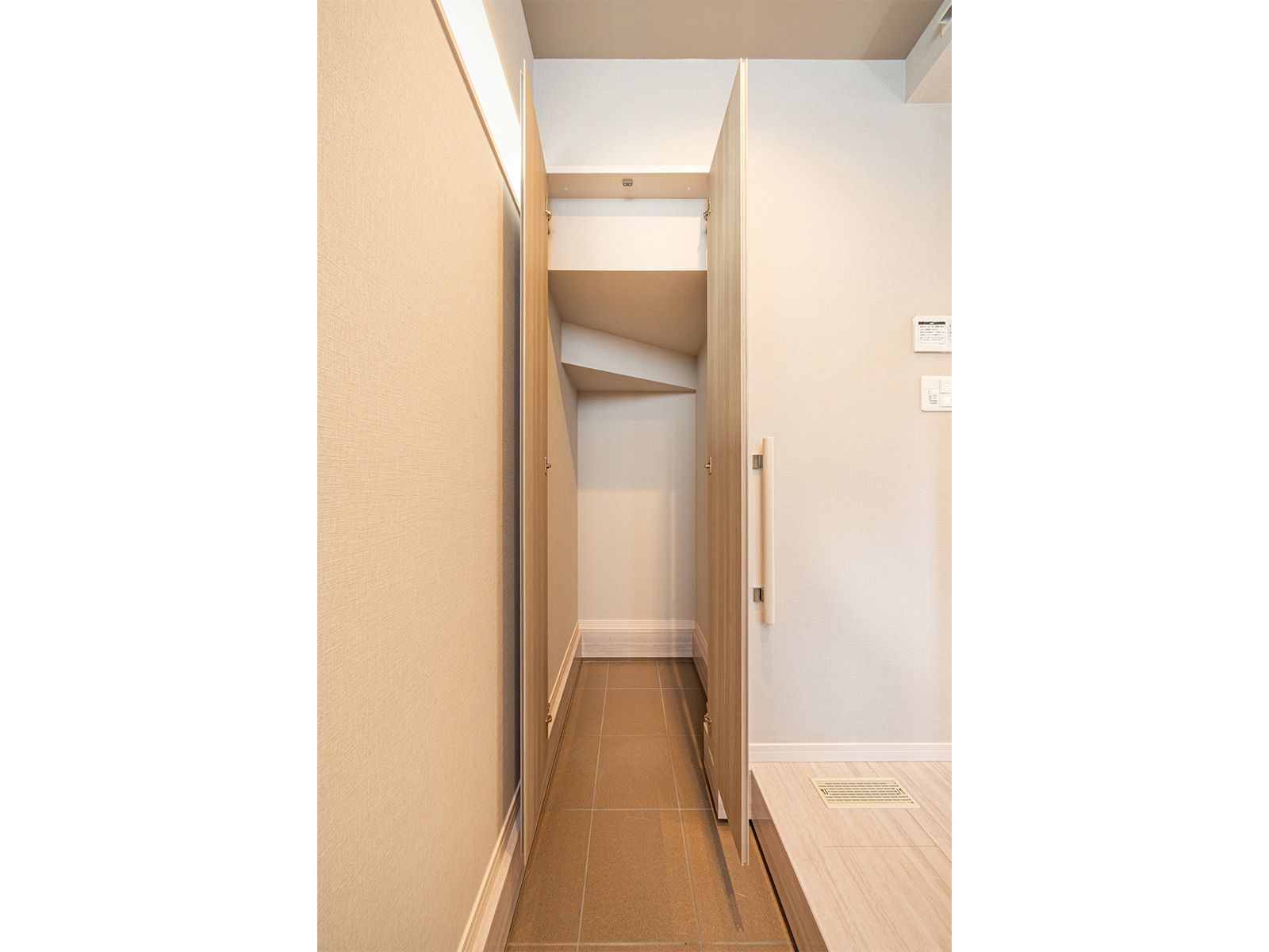 B号棟 玄関備蓄倉庫